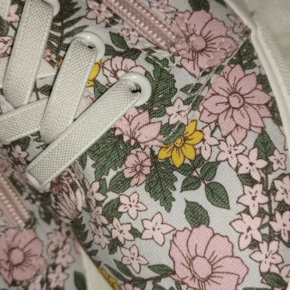 CAT & JACK SLIP ON SNEAKERS - Picture 11 of 16